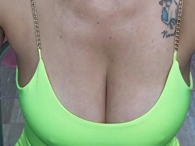 Offline caro-hot on BongaCams