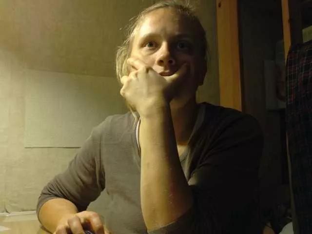 Freechat esterjohns on BongaCams