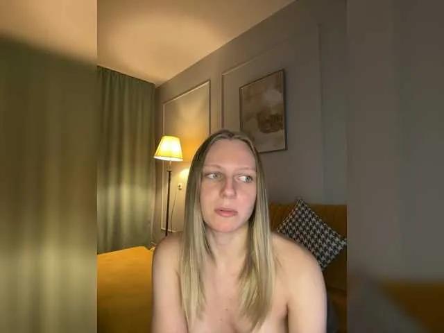 Freechat HotWillow on BongaCams