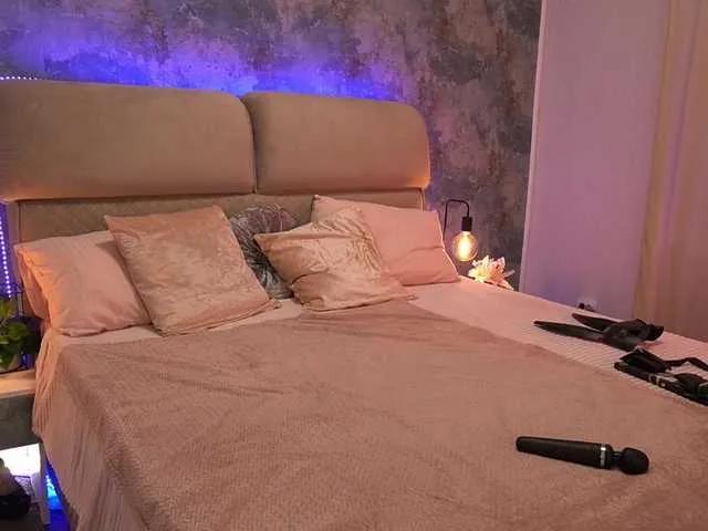 Offline KiraRoxx on BongaCams