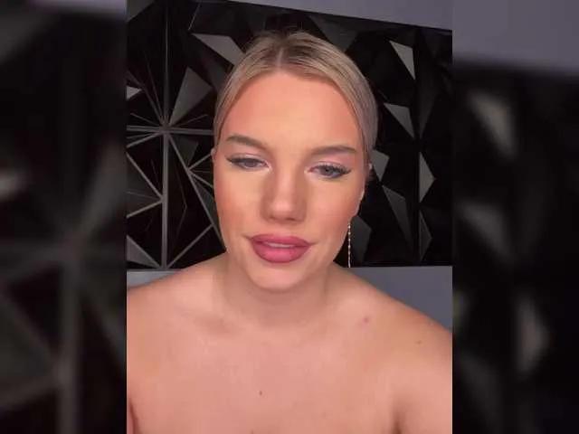 LYLAtop on BongaCams