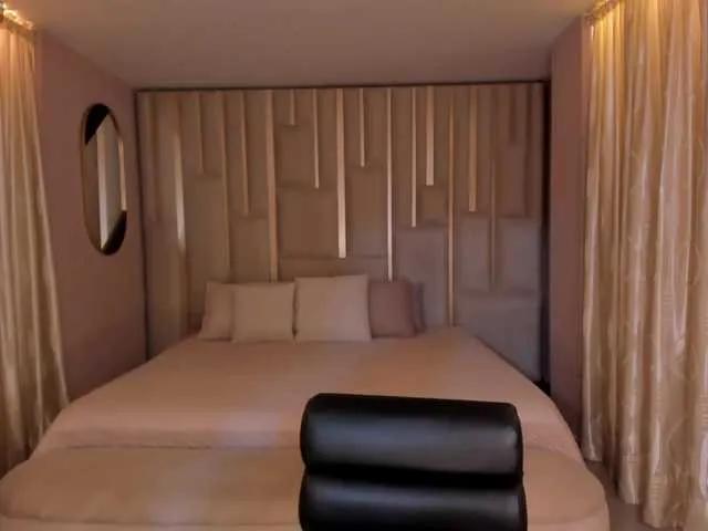 Offline MollySunders on BongaCams