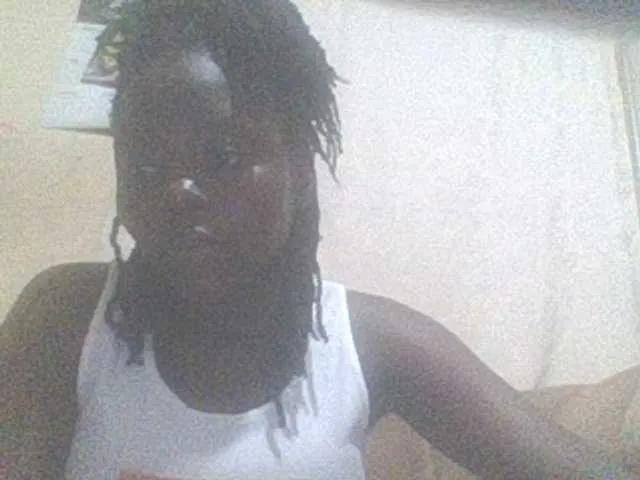 BongaCams PrettyG is Freechat PrettyG — Getting naked and rubbing my Clit as i suck my nipple