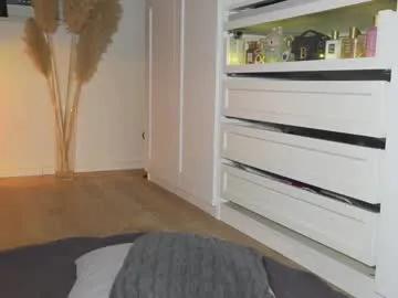 Freechat hotbella_ on Chaturbate