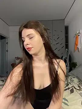 CurlyLara on StripChat