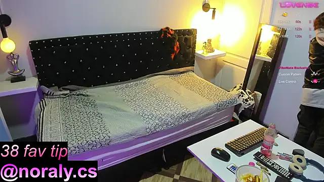 Freechat hey_noraly on StripChat