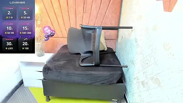 Freechat Issa_Milf__ on StripChat