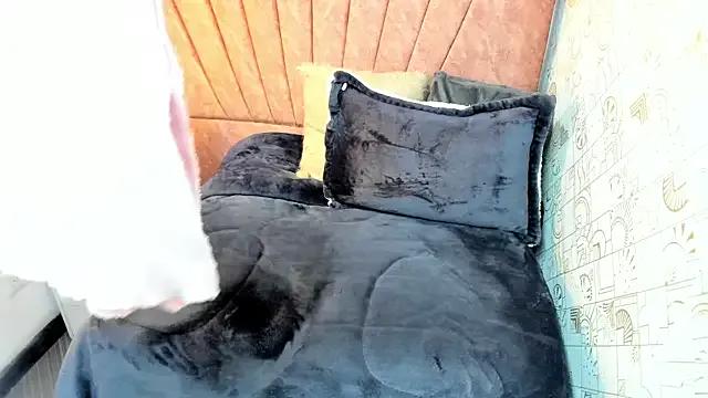 Freechat Issa_Milf__ on StripChat