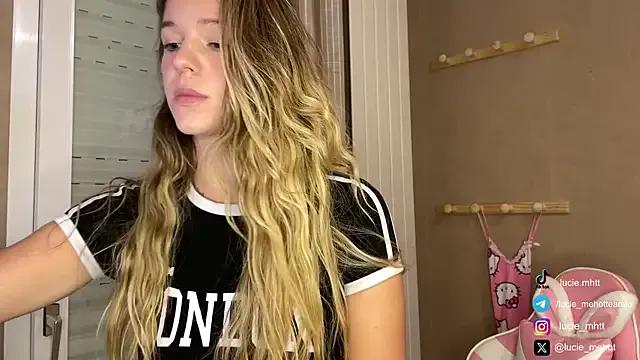 lucie_mehott on StripChat