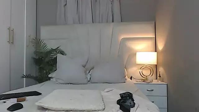 Group naughtyblackdolie on StripChat