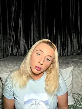 Strongqueen — Flash boobs in public pub toilet